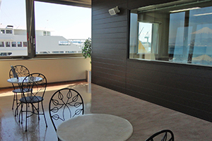 廊下から見たスタジオ風景