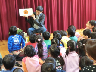 本の読み聞かせ